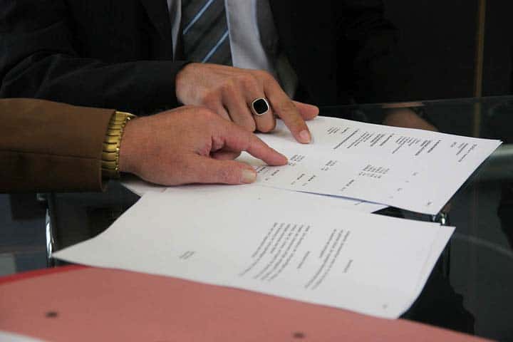 You are currently viewing Cost-Plus vs. Hard Bid Contracts: A Clear Comparison to Help You Make the Right Choice